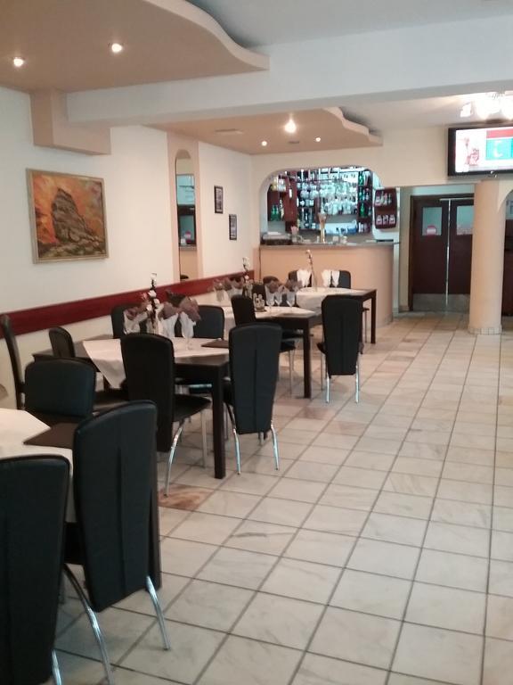 Pensiune Restaurant Sfinx 부스테니 외부 사진